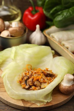 Doldurulmuş lahana ruloları için malzemeler masada, yakın plan.