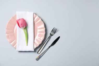 Beyaz arka planda çiçek dekoru olan güzel bir masa. Metin için boşluk