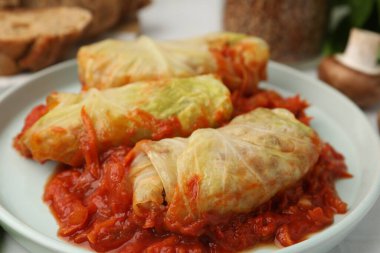 Lezzetli lahana sarmaları beyaz masada, yakın plan.