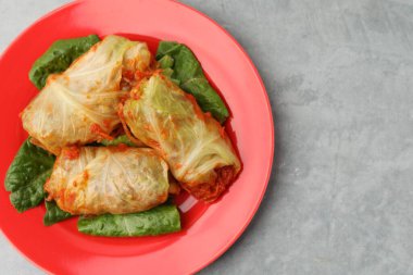 Gri masanın üstünde nefis lahana dürümleri, üst manzara. Metin için boşluk