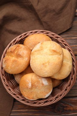 Tahta masada taze lezzetli çörekler, üst manzara.