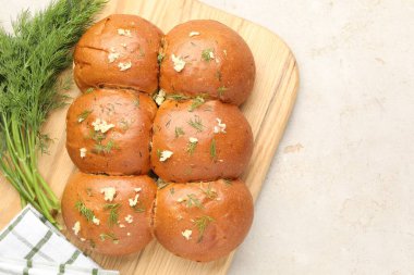 Taze çörekler sarımsak ve dereotlu Işık masasında, düz