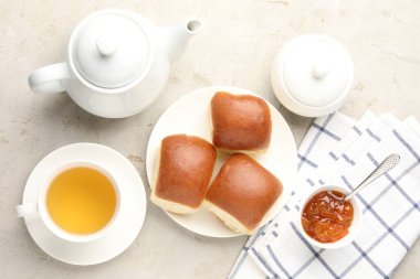 Taze çörekler, reçel ve çay.