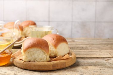 Lezzetli çörekler, bal ve çay ahşap masada. Metin için boşluk