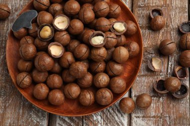 Macadamia fındığı ve metal anahtar tahta masada, düz yatıyordu.