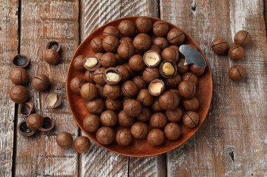 Macadamia fındığı ve metal anahtar tahta masada, düz yatıyordu.