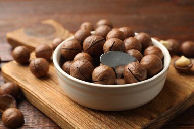 Makadamia fındıkları ve metal anahtar masada, yakın plan.