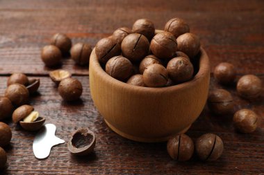 Kasede Macadamia fındıkları ve ahşap masada metal anahtar, yakın plan.