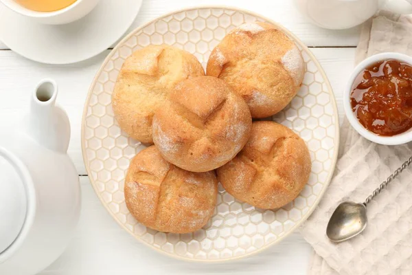 Taze çörekler, reçel ve çay beyaz ahşap masada, düz yatıyordu.