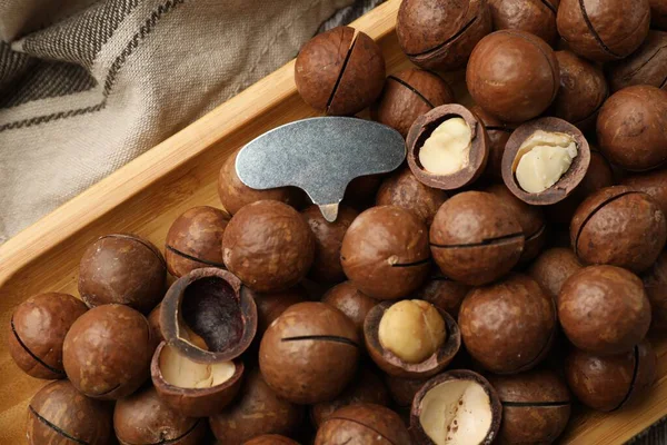 Macadamia fındıkları ve metal anahtar masanın üstünde.