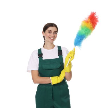 Beyaz arka planda toz fırçası ile gülümseyen temizlik işçisi