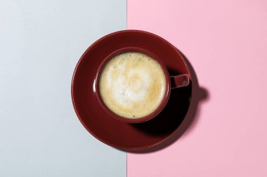 Renkli arka planda bir fincan aromatik kahve.