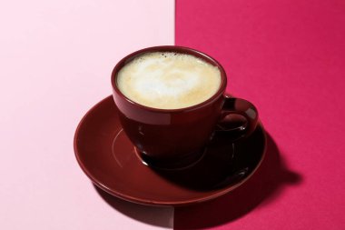 Renkli arka planda bir fincan aromatik kahve, yakın plan.