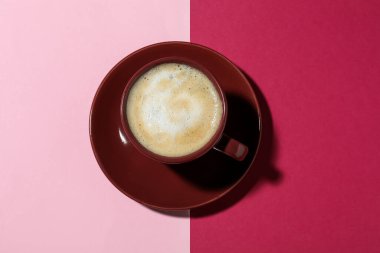 Renkli arka planda bir fincan aromatik kahve.