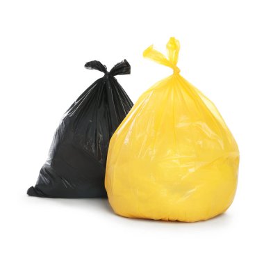 Plastik torbalardaki çöpler beyaza izole edilmiş.