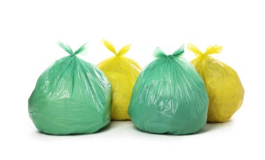 Plastik torbalardaki çöpler beyaza izole edilmiş.