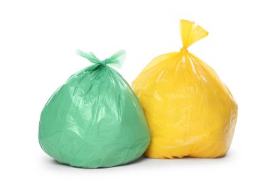Plastik torbalardaki çöpler beyaza izole edilmiş.