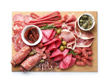 Beyaz üzerine izole edilmiş farklı et, sosis, zeytin ve biberiye içeren şarküteri tahtası.