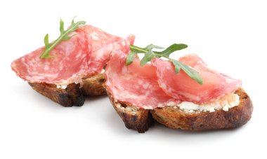 Salam sosisli, krem peynirli ve roka soslu nefis bruschetalar.