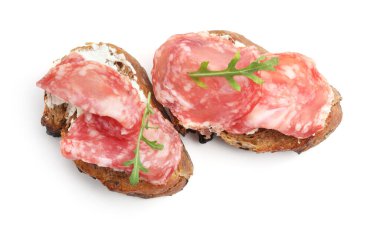 Salam sosisli, krem peynirli ve roka soslu nefis bruschetalar.