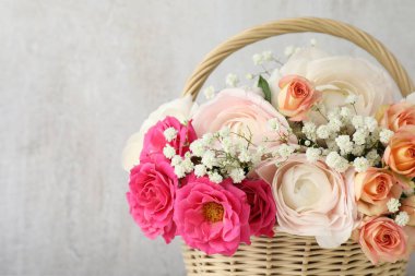 Arka planda sepetteki güzel çiçekler, yakın plan. Metin için boşluk