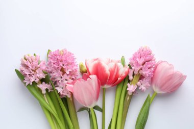 Beyaz arka planda güzel çiçekler, düz uzanmış