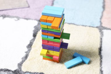 Yerdeki tahta bloklardan yapılmış renkli kule, yakın plan.