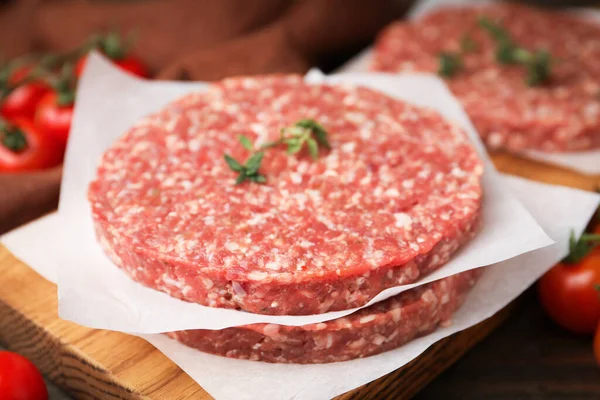Masada kekik olan pişmemiş köfte, yakın plan.