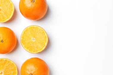 Beyaz arka planda taze taze mandalinalar, düz uzanmış. Metin için boşluk