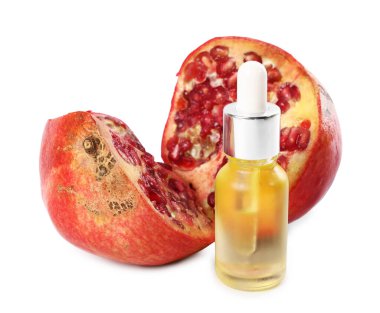 Bir şişe gerekli yağ ve taze nar, beyaz üzerine izole edilmiş.