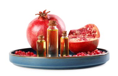 Beyaz üzerine izole edilmiş gerekli yağ ve taze nar şişeleri.