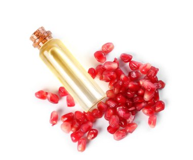 Beyaz, üst görünümde izole edilmiş, gerekli yağ ve nar tohumları.