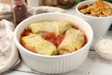 Lezzetli doldurulmuş lahana ruloları masada, yakın plan.