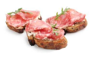 Salam sosisli, krem peynirli ve roka soslu nefis bruschetalar.