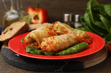 Ahşap masada nefis lahana ruloları, yakın plan.