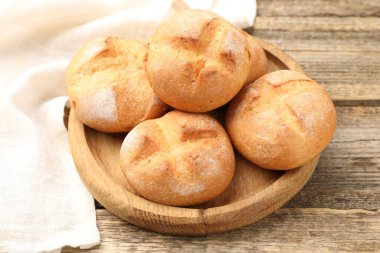 Ahşap masada lezzetli çörekler, yakın plan.