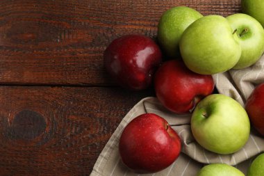 Ahşap masada yeşil ve kırmızı elmalar, metin için boşluk