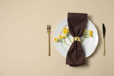 Bej arka planda çiçek dekoru olan güzel bir masa. Metin için boşluk