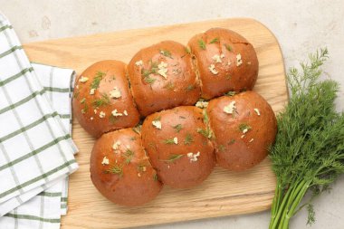 Taze çörekler sarımsak ve dereotlu Işık masasında, düz