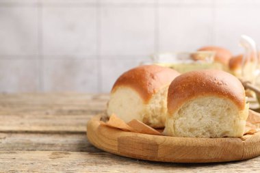 Tahta masada taze lezzetli çörekler, yakın plan. Metin için boşluk