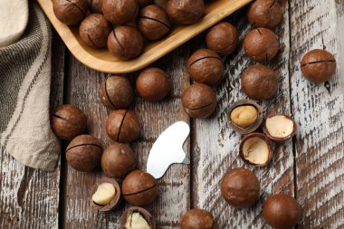 Macadamia fındığı ve metal anahtar tahta masada, düz yatıyordu.