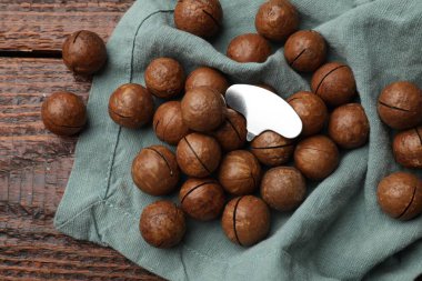 Macadamia fındığı ve metal anahtar tahta masada, düz yatıyordu.