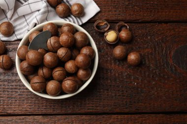 Macadamia fındığı ve metal anahtar tahta masada, düz yerde. Metin için boşluk