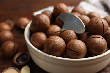 Makadamia fındıkları ve metal anahtar masada, yakın plan.