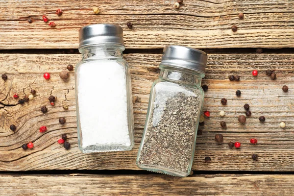 Ahşap masada baharatlı tuzluklar ve biberlikler.