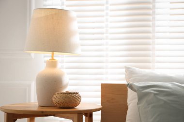 Evdeki komodinin üzerinde güzel bir lamba.