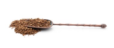 Kepçedeki anlık kahve beyaza izole edilmiş.