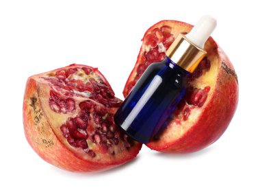 Beyaz üzerine izole edilmiş zeytinyağı ve taze nar şişesi.