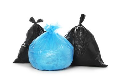 Plastik torbalardaki çöpler beyaza izole edilmiş.