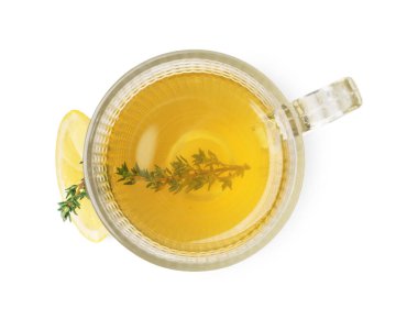 Cam bardakta taze kekik çayı ve beyaz renkte izole edilmiş bir dilim limon.